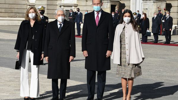 El presidente de Italia, Sergio Mattarella, y su hija, Laura Mattarella, junto a los reyes de España, Felipe VI y doña Letizia - Sputnik Mundo