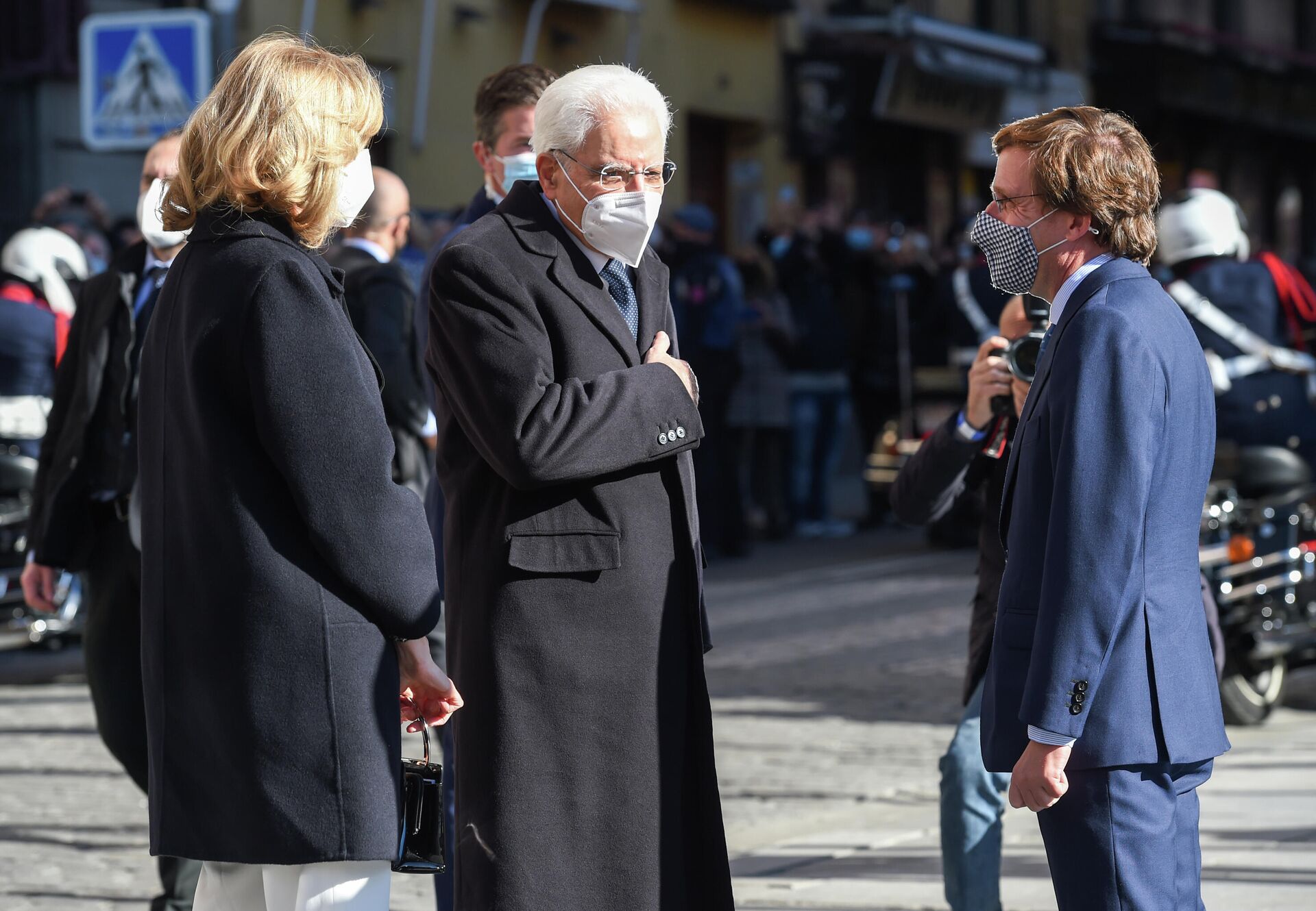 El presidente de Italia, Sergio Mattarella, junto al alcalde de Madrid, José Luis Martínez-Almeida - Sputnik Mundo, 1920, 16.11.2021