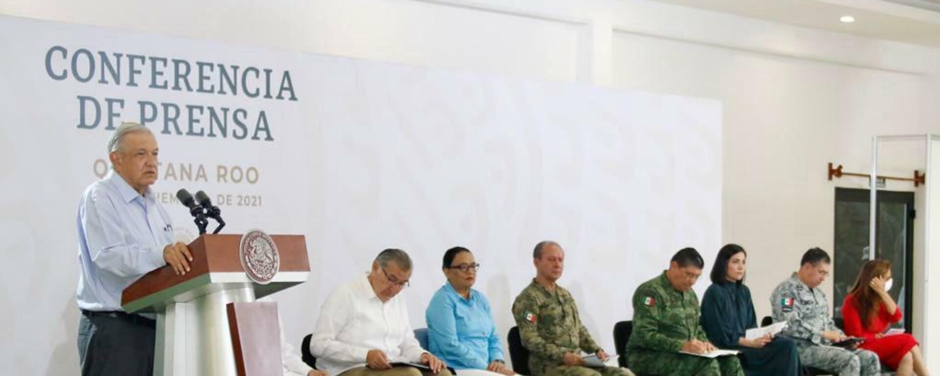 Andrés Manuel López Obrador, presidente de México, acompañado del gabinete de seguridad en Quintana Roo. - Sputnik Mundo, 1920, 17.11.2021