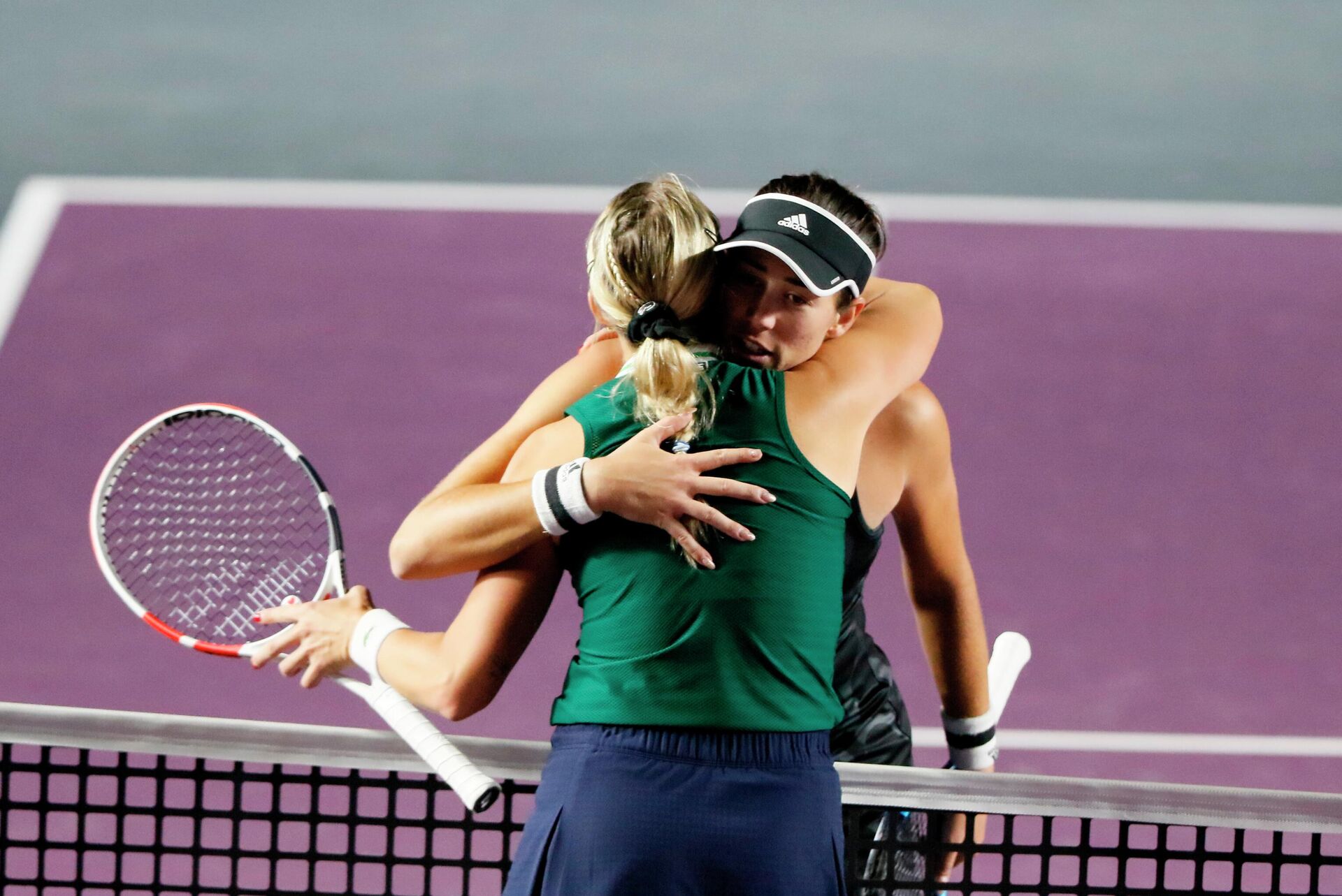 Garbiñe Muguruza se abraza con Anett Kontaveit tras ganar el Torneo de Maestras (Guadalajara, México) - Sputnik Mundo, 1920, 18.11.2021