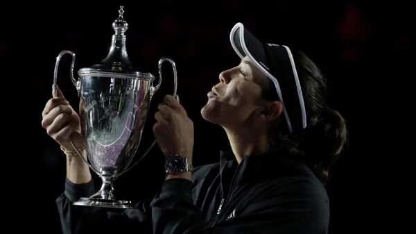 Garbiñe Muguruza junto al trofeo del Torneo de Maestras (Guadalajara, México) - Sputnik Mundo