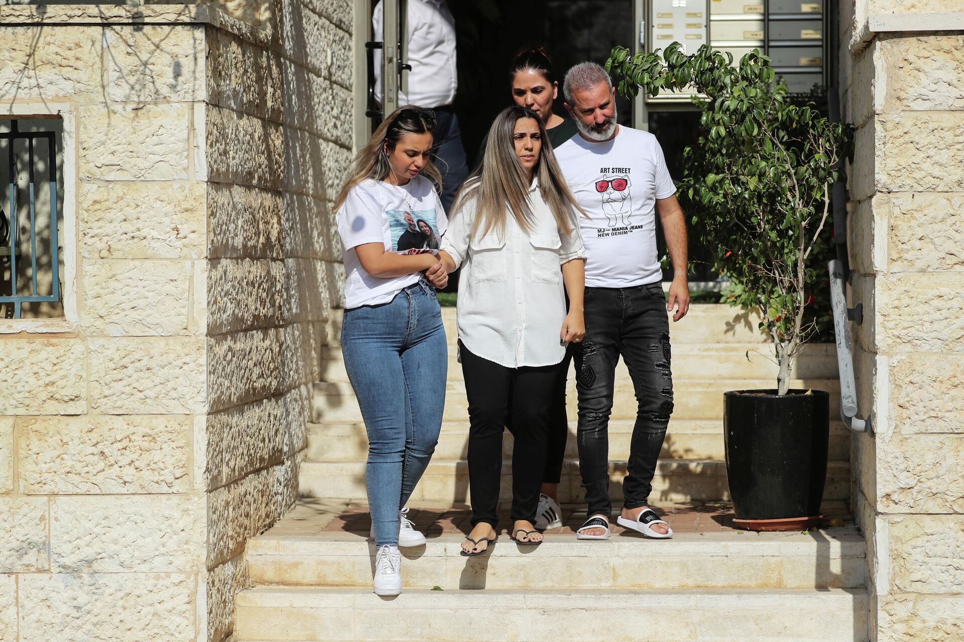 La pareja israelí, Mordi y Natali Oknin, salen de su casa para hablar con los periodistas - Sputnik Mundo, 1920, 18.11.2021