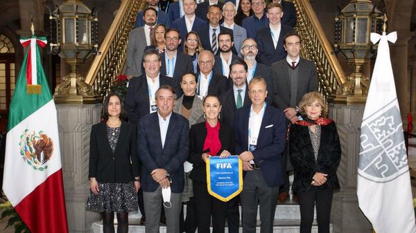 La jefa de gobierno de CDMX, Claudia Sheinbaum, con representantes del sector futbolístico.  - Sputnik Mundo