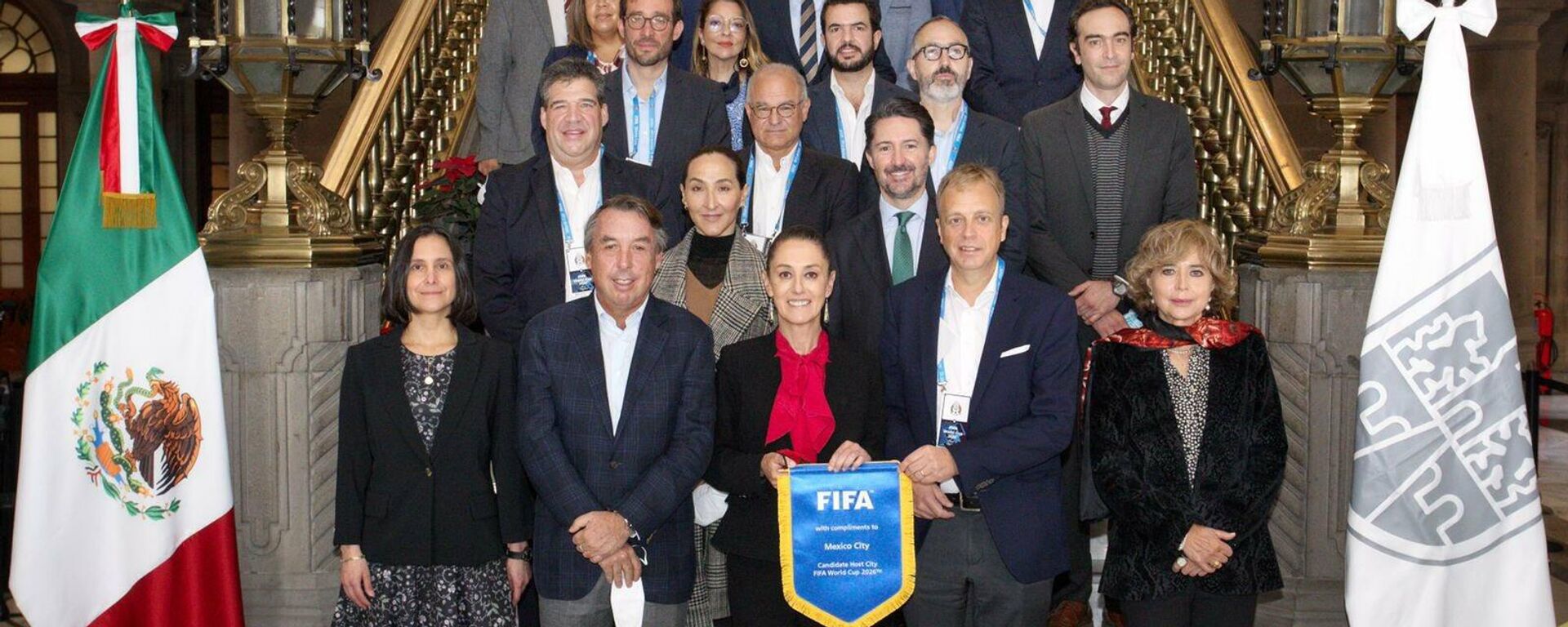 La jefa de gobierno de CDMX, Claudia Sheinbaum, con representantes del sector futbolístico.  - Sputnik Mundo, 1920, 18.11.2021