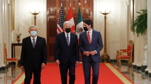 El presidente de México, Andrés Manuel López Obrador, el presidente de EEUU, Joe Biden, y el primir ministro de Canadá, Justin Trudeau - Sputnik Mundo