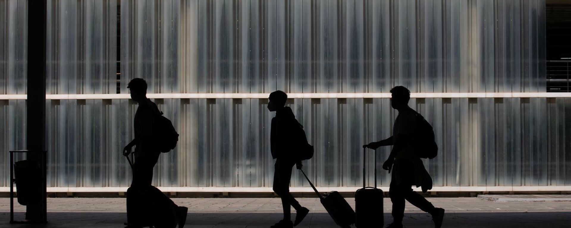 Imagen referencial de unos viajeros en el Aeropuerto de Barcelona - Sputnik Mundo, 1920, 19.11.2021