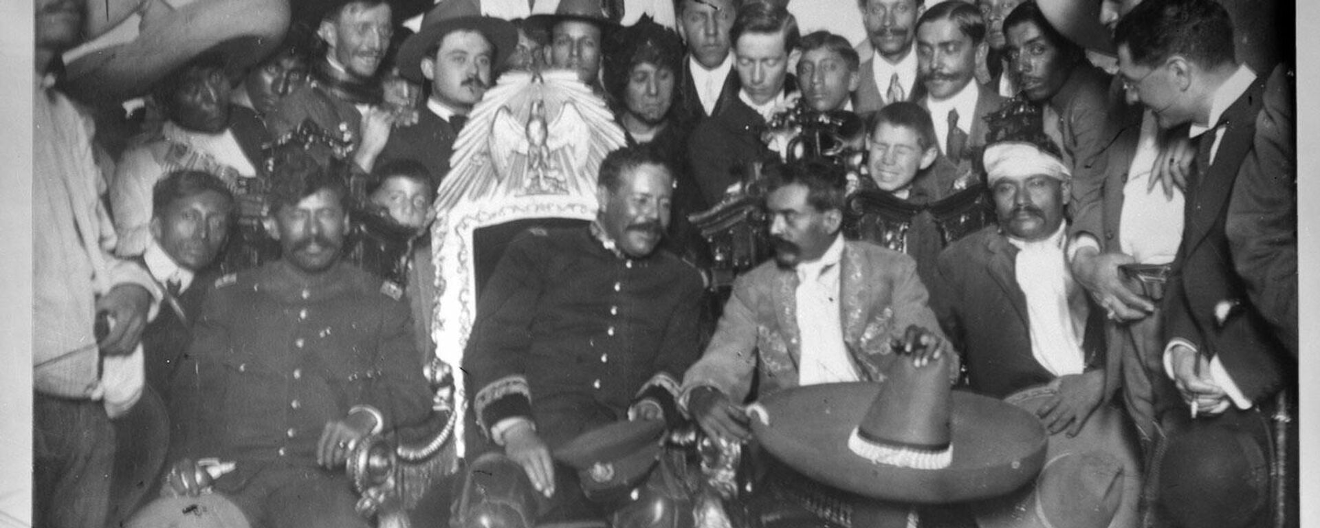 Francisco Villa, héroe revolucionario mexicano sentado en la silla presidencial, y Emiliano Zapata a su lado  - Sputnik Mundo, 1920, 20.11.2021