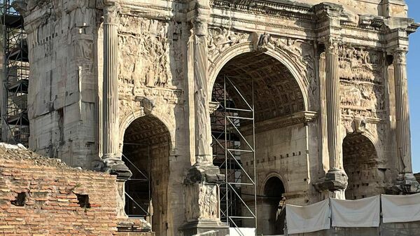 Reparaciones en Arco de Setimio Severo en el foro romano de Roma - Sputnik Mundo