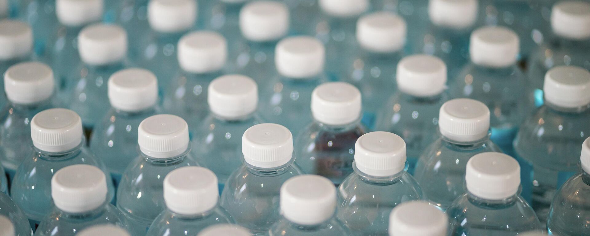 Unas botellas de agua - Sputnik Mundo, 1920, 19.11.2021