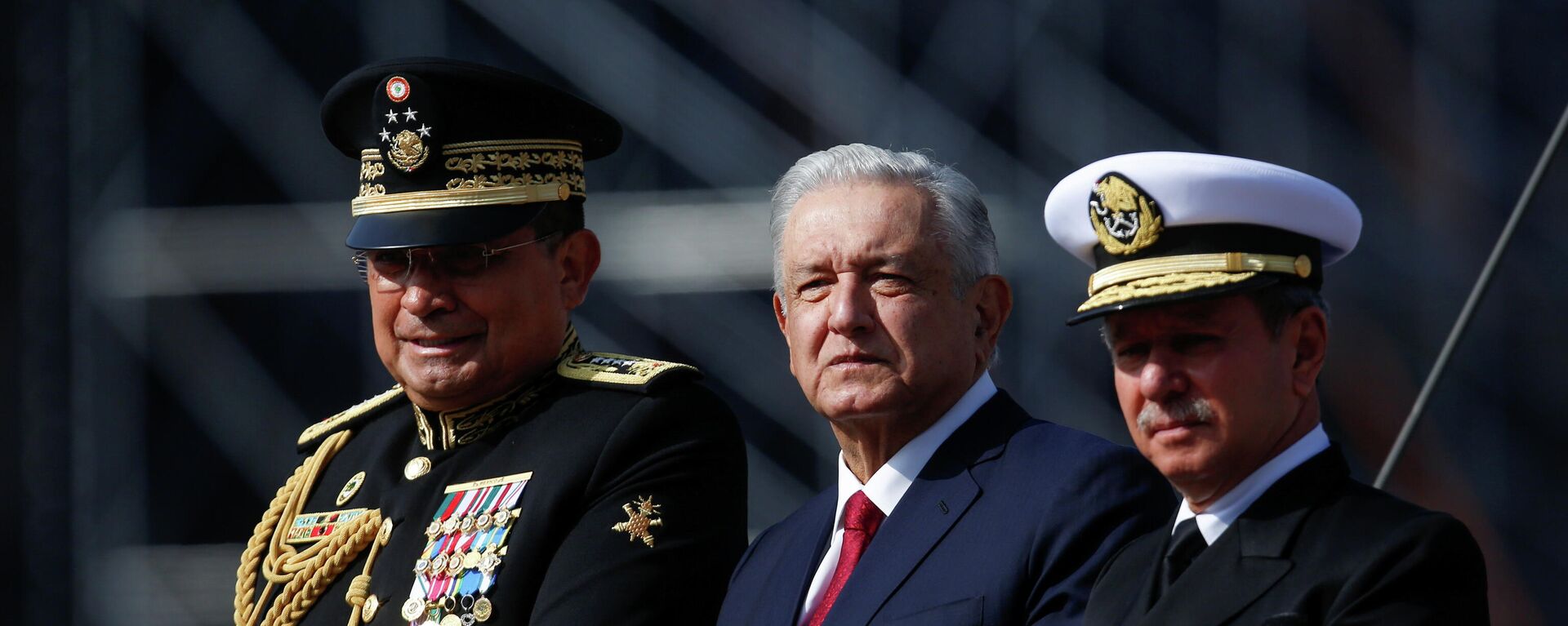 El presidente de México, Andrés Manuel López Obrador (centro), acompañado por el secretario de Defensa, Luis Cresencio Sandoval (izquierda), y el secretario de Marina, José Rafael Ojeda Durán, en el desfile que conmemora los 111 años del inicio de la lucha revolucionaria de 1910 - Sputnik Mundo, 1920, 20.11.2021