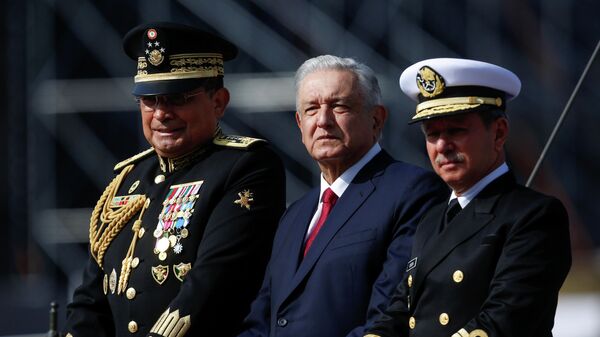 El presidente de México, Andrés Manuel López Obrador (centro), acompañado por el secretario de Defensa, Luis Cresencio Sandoval (izquierda), y el secretario de Marina, José Rafael Ojeda Durán, en el desfile que conmemora los 111 años del inicio de la lucha revolucionaria de 1910 - Sputnik Mundo