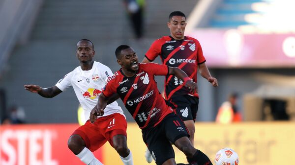 Partido de fútbol entre Athletico Paranaense y Red Bull Bragantino - Sputnik Mundo