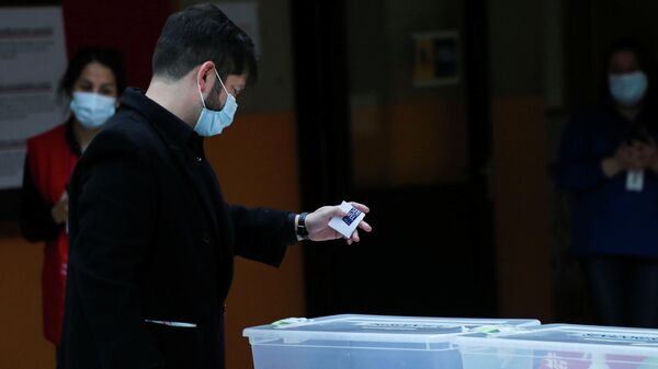 El candidato presidencial de Chile, Gabriel Boric, emite su voto durante las elecciones presidenciales en Punta Arenas, Chile, 21 de noviembre de 2021 El candidato presidencial de Chile, Gabriel Boric, emite su voto durante las elecciones presidenciales en Punta Arenas, Chile, 21 de noviembre de 2021 - Sputnik Mundo
