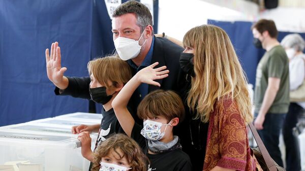 El candidato presidencial de Chile, Sebastián Sichel, vota con su familia durante las elecciones presidenciales en Santiago, Chile, el 21 de noviembre de 2021 El candidato presidencial de Chile, Sebastián Sichel, vota con su familia durante las elecciones presidenciales en Santiago, Chile, el 21 de noviembre de 2021 - Sputnik Mundo