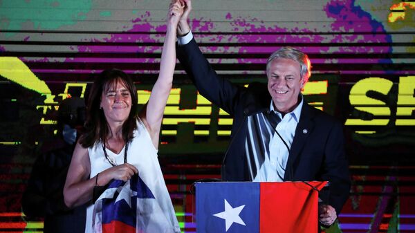 José Antonio Kast, candidato a la presidencia de Chile celebra su victoria en la primera vuelta en Santiago, el 21 de noviembre del 2021 José Antonio Kast, candidato a la presidencia de Chile celebra su victoria en la primera vuelta en Santiago, el 21 de noviembre del 2021 - Sputnik Mundo