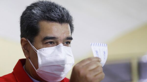 El presidente de Venezuela, Nicolás Maduro, emite su voto en las elecciones regionales, el 21 de noviembre de 2021 - Sputnik Mundo