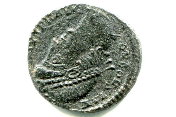 La moneda de Constancio II acuñada en los años 347-348 en la ciudad de Antioquía, en el anverso se puede ver el busto del emperador de perfil, en el reverso una corona y la leyenda VOT XX MVLT XXX (Serví al pueblo y al Senado durante 20 años y voy a servirles 30 años más). - Sputnik Mundo