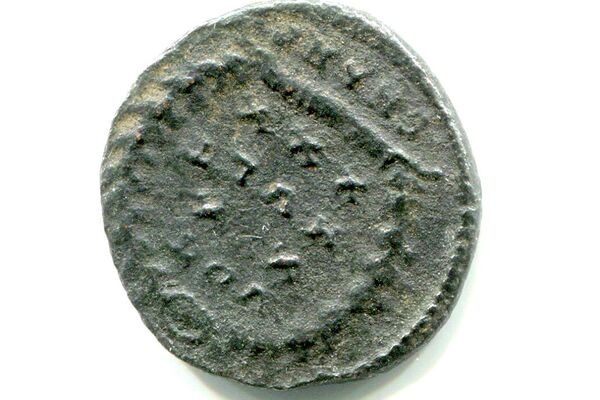 La moneda de Constancio II acuñada en los años 347-348 en la ciudad de Antioquía, en el anverso se puede ver el busto del emperador de perfil, en el reverso una corona y la leyenda VOT XX MVLT XXX (Serví al pueblo y al Senado durante 20 años y voy a servirles 30 años más). - Sputnik Mundo