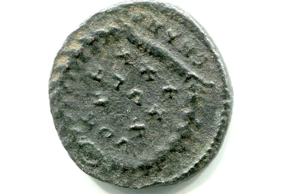 La moneda de Constancio II acuñada en los años 347-348 en la ciudad de Antioquía, en el anverso se puede ver el busto del emperador de perfil, en el reverso una corona y la leyenda VOT XX MVLT XXX (Serví al pueblo y al Senado durante 20 años y voy a servirles 30 años más). La moneda de Constancio II acuñada en los años 347-348 en la ciudad de Antioquía, en el anverso se puede ver el busto del emperador de perfil, en el reverso una corona y la leyenda VOT XX MVLT XXX (Serví al pueblo y al Senado durante 20 años y voy a servirles 30 años más). - Sputnik Mundo