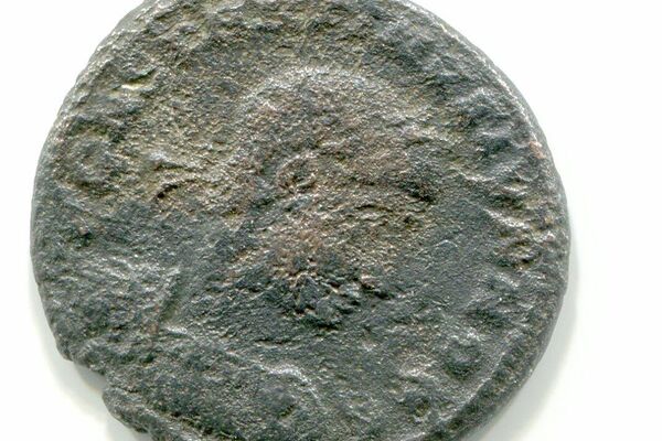 La moneda con el retrato de Constantino II acuñada en los años 330-335 en la ciudad de Nicomedia, en el anverso se puede ver el perfil del emperador, en el reverso dos soldados romanos con lanzas y dos pabellones entre ellos, la leyenda en el reverso dice Gloria al Ejército. - Sputnik Mundo