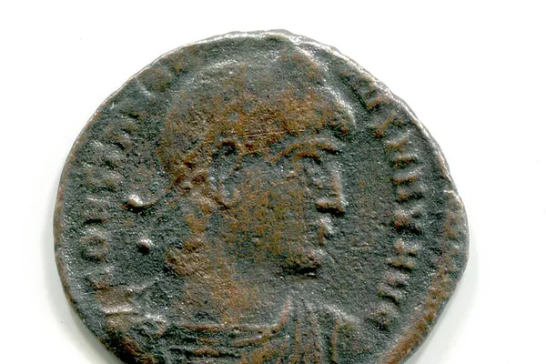 La moneda con el retrato de Constancio II acuñada en los años 337-341 en la ciudad de Alejandría, en el anverso se puede ver el perfil del emperador, en el reverso dos soldados romanos con lanzas y un pabellón entre ellos, la leyenda en el reverso dice Gloria al Ejército La moneda con el retrato de Constancio II acuñada en los años 337-341 en la ciudad de Alejandría, en el anverso se puede ver el perfil del emperador, en el reverso dos soldados romanos con lanzas y un pabellón entre ellos, la leyenda en el reverso dice Gloria al Ejército - Sputnik Mundo