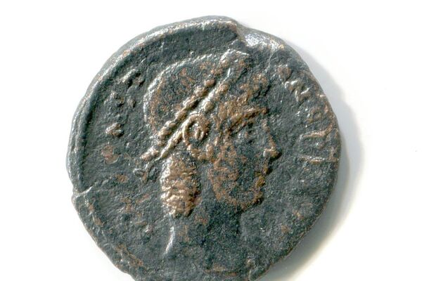 La moneda con el retrato de Constante acuñada en los años 347-348, de momento no ha sido establecido el lugar de su acuñación, en el anverso se puede ver el busto del emperador de perfil, en el reverso una corona y la leyenda VOT XX MVLT XXX (Serví al pueblo y al Senado durante 20 años y voy a servirles 30 años más) - Sputnik Mundo