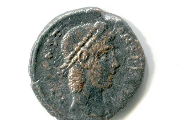 La moneda con el retrato de Constante acuñada en los años 347-348, de momento no ha sido establecido el lugar de su acuñación, en el anverso se puede ver el busto del emperador de perfil, en el reverso una corona y la leyenda VOT XX MVLT XXX (Serví al pueblo y al Senado durante 20 años y voy a servirles 30 años más) La moneda con el retrato de Constante acuñada en los años 347-348, de momento no ha sido establecido el lugar de su acuñación, en el anverso se puede ver el busto del emperador de perfil, en el reverso una corona y la leyenda VOT XX MVLT XXX (Serví al pueblo y al Senado durante 20 años y voy a servirles 30 años más) - Sputnik Mundo