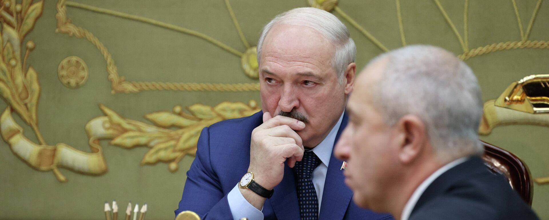 El presidente bielorruso, Alexander Lukashenko, asiste a una reunión con su asistente e inspector para la región de Grodno, Yuri Karayev, y el gobernador de la región de Grodno, Vladimir Karanik, en Minsk, Bielorrusia, el 22 de noviembre de 2021 - Sputnik Mundo, 1920, 22.11.2021