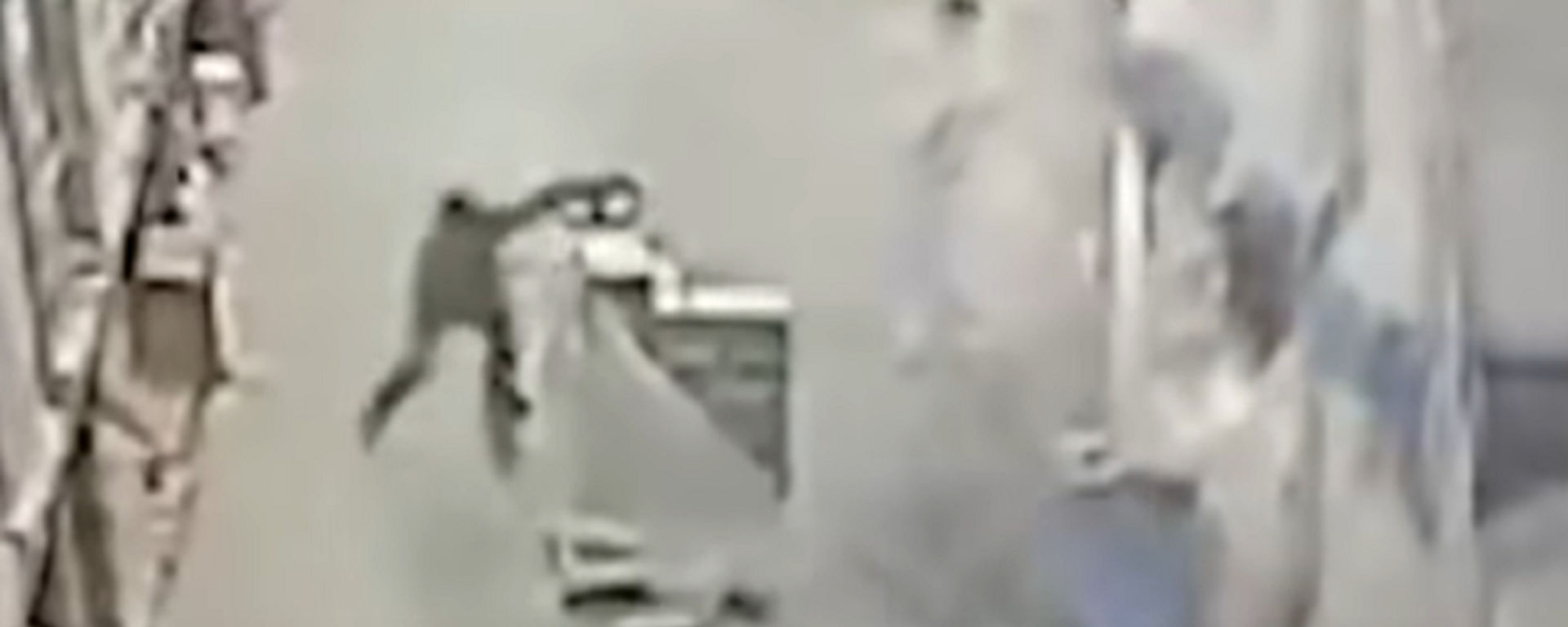 Un hombre queda sepultado bajo las estanterías de un almacén de bebidas alcohólicas - Sputnik Mundo, 1920, 22.11.2021