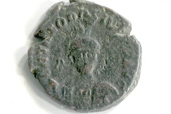 La moneda con el retrato de Teodosio II acuñada en los años 401-403 en la ciudad de Antioquía, en el anverso se puede ver el perfil del emperador, en el reverso la ciudad de Constantinopla representada por un ser humano sentado en un trono que se apoya con su pie en un barco y mantiene en sus manos un cetro, y a la derecha hay una figura de la Diosa de Victoria que planea con una corona. La moneda con el retrato de Teodosio II acuñada en los años 401-403 en la ciudad de Antioquía, en el anverso se puede ver el perfil del emperador, en el reverso la ciudad de Constantinopla representada por un ser humano sentado en un trono que se apoya con su pie en un barco y mantiene en sus manos un cetro, y a la derecha hay una figura de la Diosa de Victoria que planea con una corona. - Sputnik Mundo