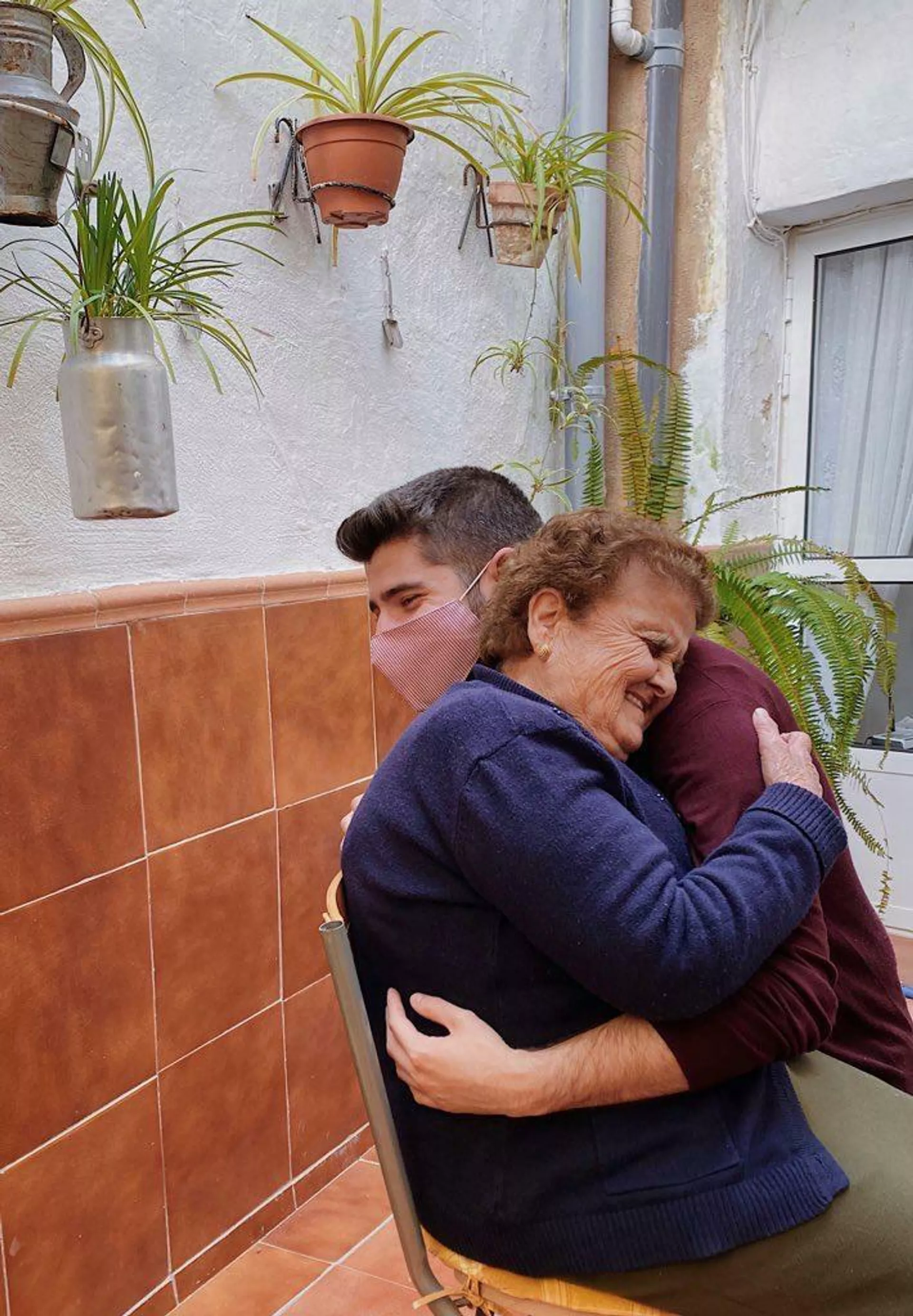 Gonzalo Mirón junto a su abuela Rosario Camisón Ripado, más conocida en redes sociales como La Rosario, pensionista influencer - Sputnik Mundo, 1920, 23.11.2021