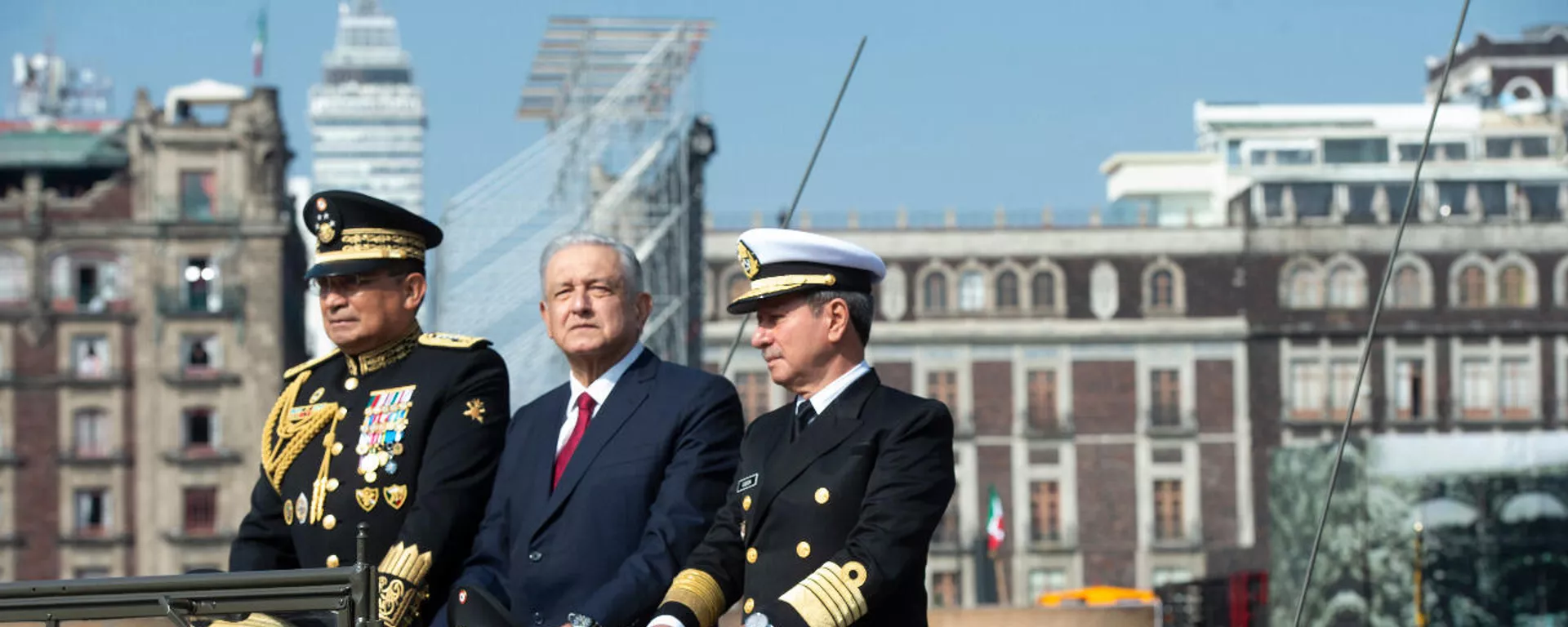 Andrés Manuel López Obrador, presidente de México, acompañado del secretario de Marina y Defensa Nacional de México Andrés Manuel López Obrador, presidente de México, acompañado del secretario de Marina y Defensa Nacional de México - Sputnik Mundo, 1920, 23.11.2021