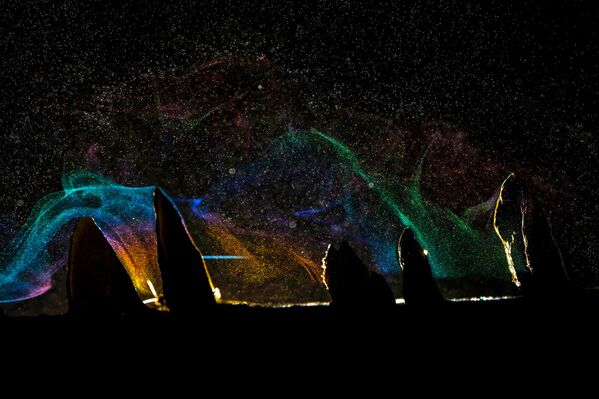 Las esporas de un hongo crean un amplio espectro de colores cuando son iluminados desde un ángulo y le dan al artista Prathamesh Ghadekar el premio en la categoría de Naturaleza Creativa. - Sputnik Mundo