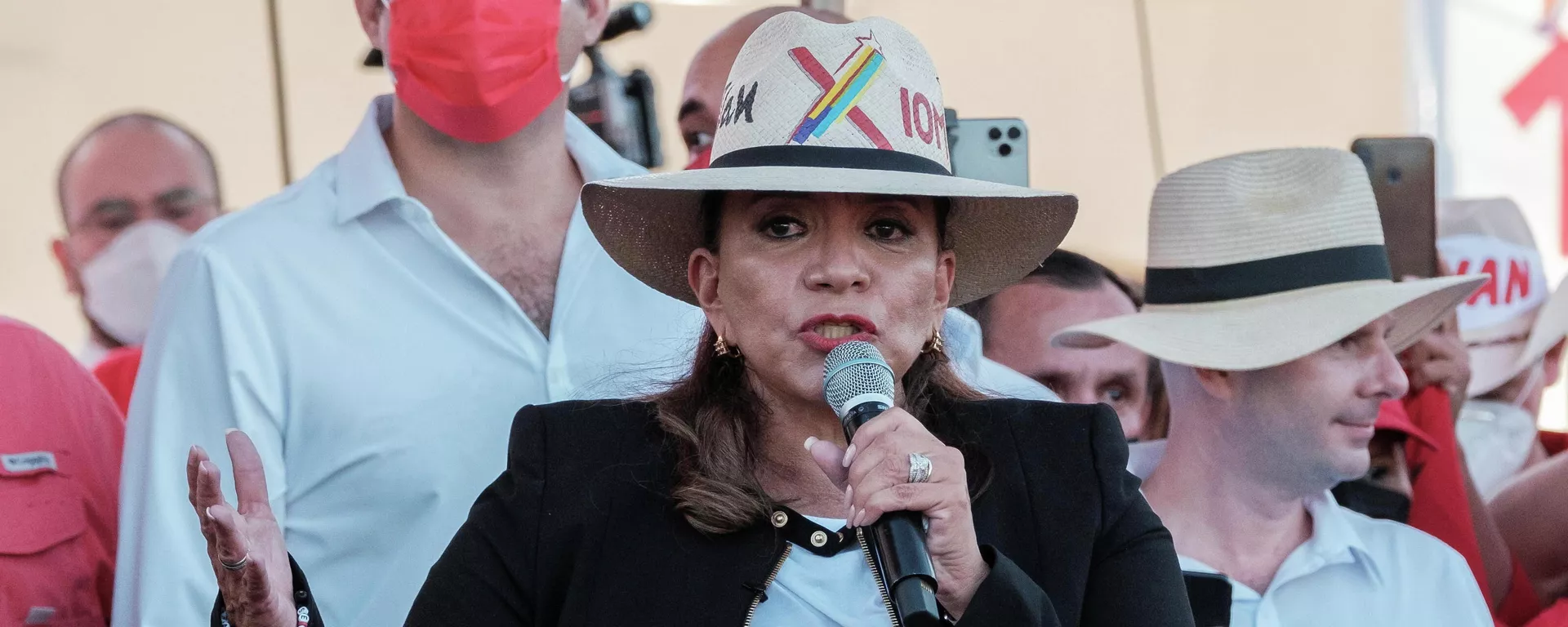 Xiomara Castro, candidata presidencial del Partido Libertad y Refundación (Libre) Xiomara Castro, candidata presidencial del Partido Libertad y Refundación (Libre) - Sputnik Mundo, 1920, 23.11.2021