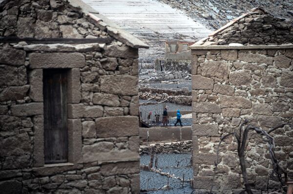 El pueblo español de Aceredo quedó sumergido en 1992, tras la construcción de una central hidroeléctrica en el río Lima, un proyecto conjunto de España y Portugal. Sin embargo, en los años de sequía aparece desde las profundidades cuando baja el nivel del agua en el embalse de Lindoso. Esta temporada los turistas han podido incluso pasear por sus calles. - Sputnik Mundo