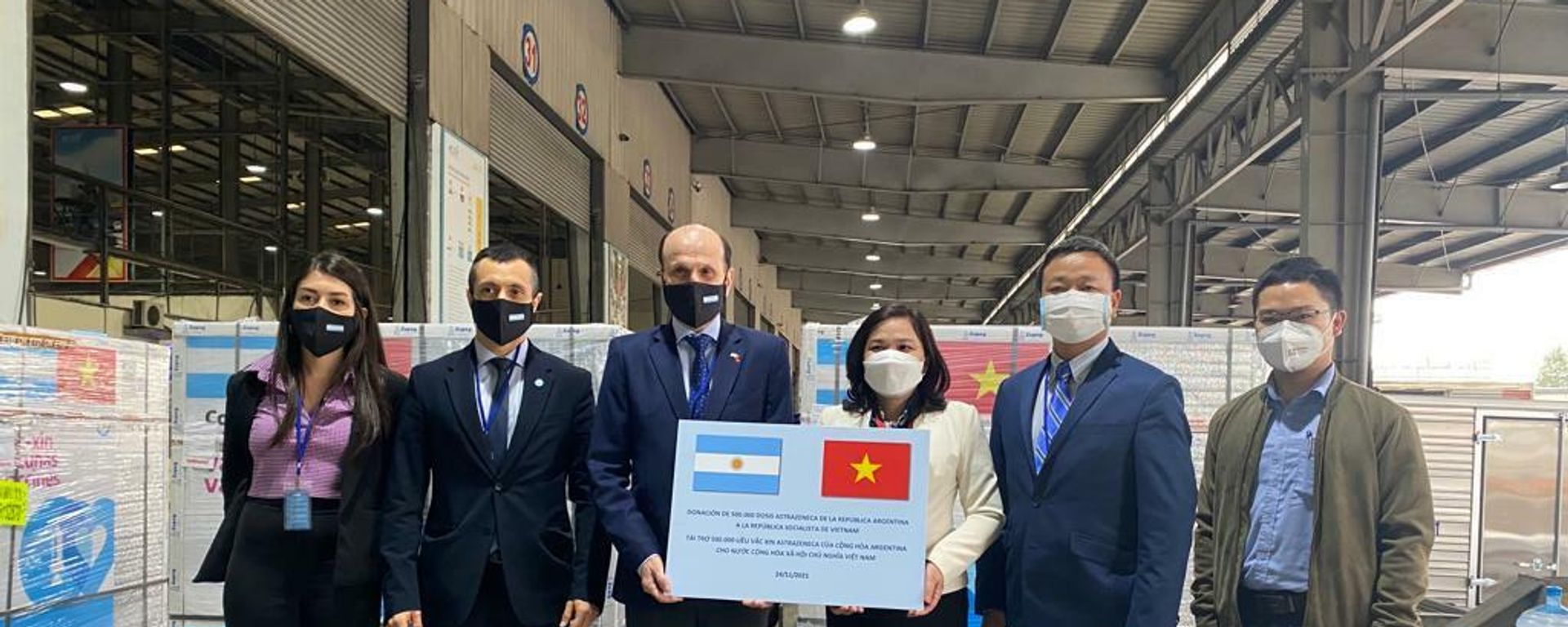 Llega a Vietnam una partida de 500.000 vacunas contra el COVID-19 donadas por Argentina Llega a Vietnam una partida de 500.000 vacunas contra el COVID-19 donadas por Argentina - Sputnik Mundo, 1920, 24.11.2021