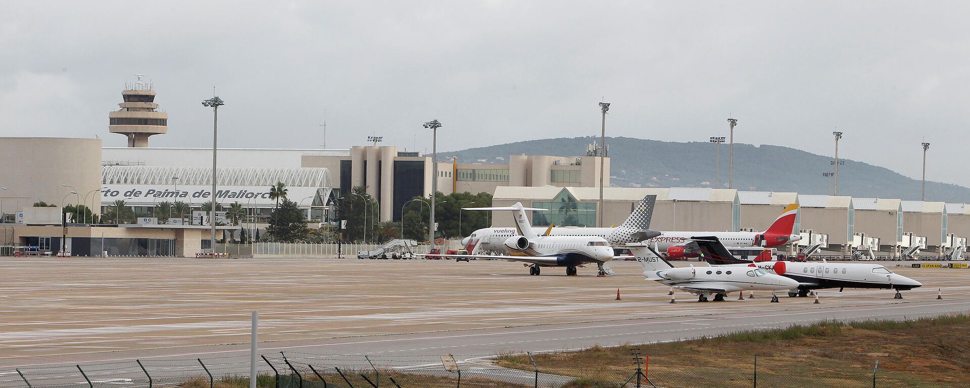 Varios aviones en una de las pistas del aeropuerto de Palma, Mallorca, Islas Baleares (España). - Sputnik Mundo, 1920, 24.11.2021