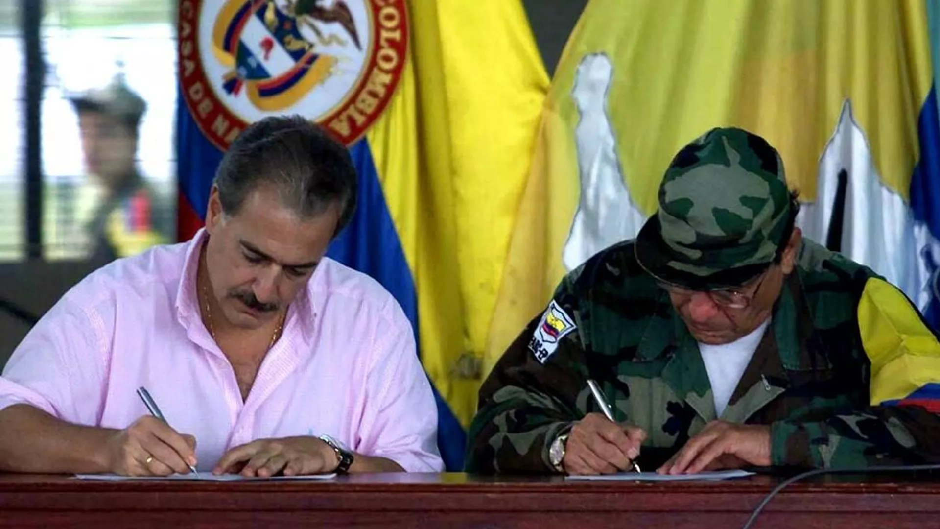 El presidente colombiano Andrés Pastrana y el líder de las FARC Manuel Marulanda firman un acuerdo de paz en febrero de 2001 - Sputnik Mundo, 1920, 24.11.2021