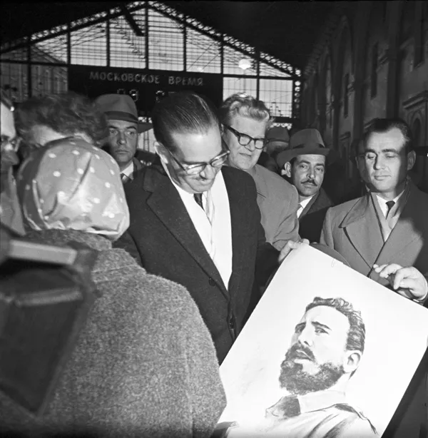 El presidente de la República de Cuba Osvaldo Dorticós Torrado recibe un retrato del líder de la Revolución cubana, Fidel Castro, hecho por un estudiante de Leningrado (actual San Petersburgo), durante su visita a la URSS en septiembre de 1961. El presidente de la República de Cuba Osvaldo Dorticós Torrado recibe un retrato del líder de la Revolución cubana, Fidel Castro, hecho por un estudiante de Leningrado (actual San Petersburgo), durante su visita a la URSS en septiembre de 1961. - Sputnik Mundo