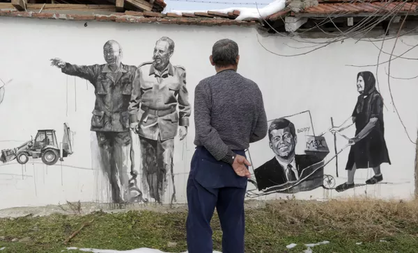Un mural con el retrato de Fidel Castro en la aldea búlgara de Staro Zhelezare. Un mural con el retrato de Fidel Castro en la aldea búlgara de Staro Zhelezare. - Sputnik Mundo