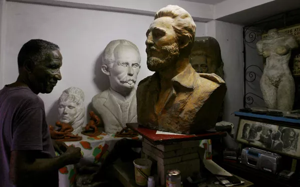 El cubano Amable Morales esculpe un busto de Fidel Castro en su taller en La Habana, el 5 de enero de 2007. El cubano Amable Morales esculpe un busto de Fidel Castro en su taller en La Habana, el 5 de enero de 2007. - Sputnik Mundo