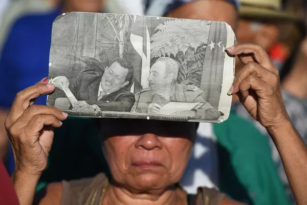 Una mujer acude a la ceremonia de despedida del fallecido Fidel Castro con un foto suya en manos, el 25 de noviembre de 2016. Una mujer acude a la ceremonia de despedida del fallecido Fidel Castro con un foto suya en manos, el 25 de noviembre de 2016. - Sputnik Mundo