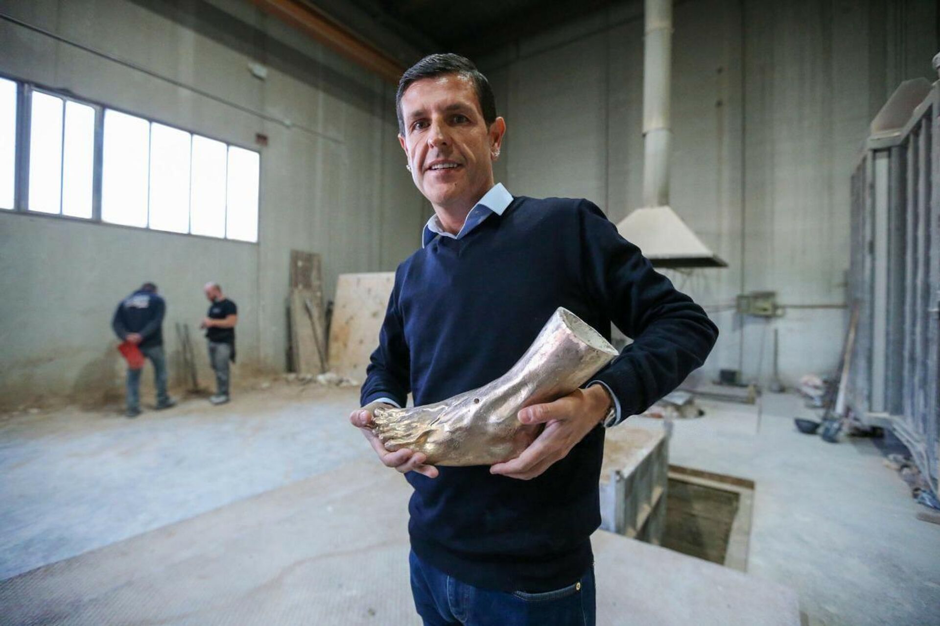 Ceci muestra el pie de la estatua en homenaje a Maradona - Sputnik Mundo, 1920, 25.11.2021