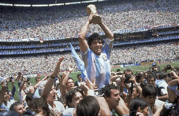 Diego Maradona sostiene el trofeo de la Copa Mundial de Fútbol de 1986, en México, tras la victoria de Argentina sobre la selección de Alemania Federal. Diego Maradona sostiene el trofeo de la Copa Mundial de Fútbol de 1986, en México, tras la victoria de Argentina sobre la selección de Alemania Federal. - Sputnik Mundo