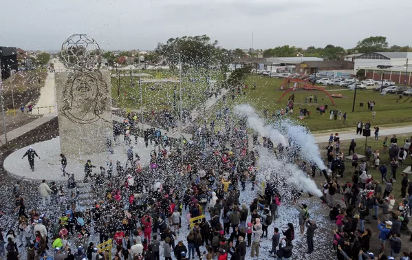 Una multitud asiste a la inauguración de un monumento en honor a Maradona, en Santa Clara del Mar (Argentina) el 30 de octubre de 2021, día del cumpleaños del futbolista. Una multitud asiste a la inauguración de un monumento en honor a Maradona, en Santa Clara del Mar (Argentina) el 30 de octubre de 2021, día del cumpleaños del futbolista. - Sputnik Mundo