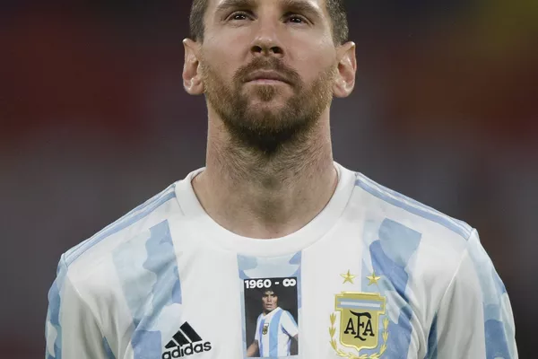 El delantero argentino Lionel Messi viste una camiseta con el número y la foto de Maradona antes de un partido de clasificación para el Mundial de Catar 2022 contra Chile, el 3 de junio de 2021. El delantero argentino Lionel Messi viste una camiseta con el número y la foto de Maradona antes de un partido de clasificación para el Mundial de Catar 2022 contra Chile, el 3 de junio de 2021. - Sputnik Mundo