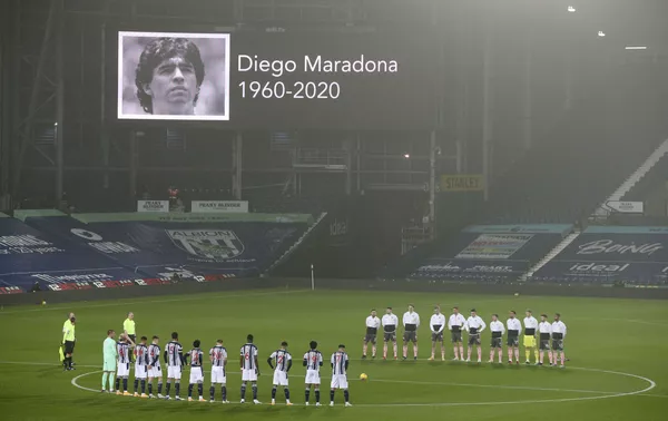 Los futbolistas guardan un minuto de silencio en memoria a Maradona antes del inicio de un partido de la Premier League inglesa, días después de su muerte, el 28 de noviembre de 2020. Los futbolistas guardan un minuto de silencio en memoria a Maradona antes del inicio de un partido de la Premier League inglesa, días después de su muerte, el 28 de noviembre de 2020. - Sputnik Mundo