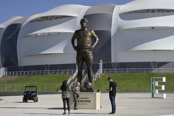Personas posan para fotos junto a la estatua de Maradona fuera del Estadio Único Madre de Ciudades en Santiago del Estero (Argentina), el 4 de junio de 2021. Personas posan para fotos junto a la estatua de Maradona fuera del Estadio Único Madre de Ciudades en Santiago del Estero (Argentina), el 4 de junio de 2021. - Sputnik Mundo