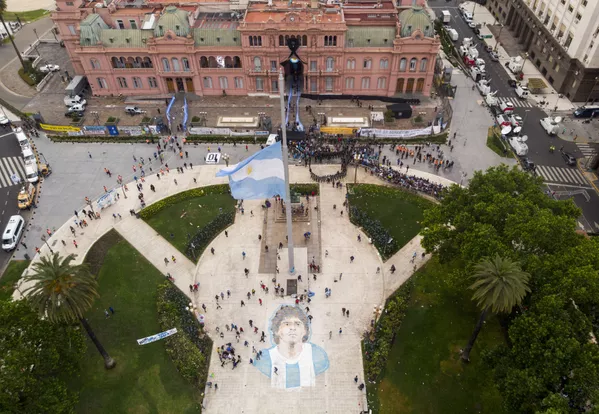 Una multitud de personas hace fila para asistir al velorio de Maradona en el palacio presidencial en Buenos Aires (Argentina), el 26 de noviembre de 2020. Una multitud de personas hace fila para asistir al velorio de Maradona en el palacio presidencial en Buenos Aires (Argentina), el 26 de noviembre de 2020. - Sputnik Mundo