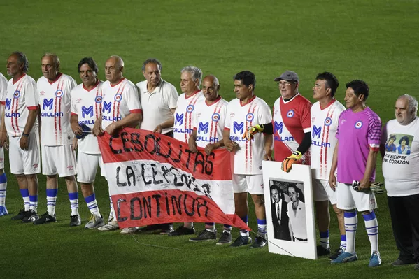 Exjugadores de Cebollitas posan para una foto antes de un partido en homenaje a Maradona en el estadio del club Argentinos Juniors, en Buenos Aires (Argentina), el 30 de octubre de 2021. Exjugadores de Cebollitas posan para una foto antes de un partido en homenaje a Maradona en el estadio del club Argentinos Juniors, en Buenos Aires (Argentina), el 30 de octubre de 2021. - Sputnik Mundo